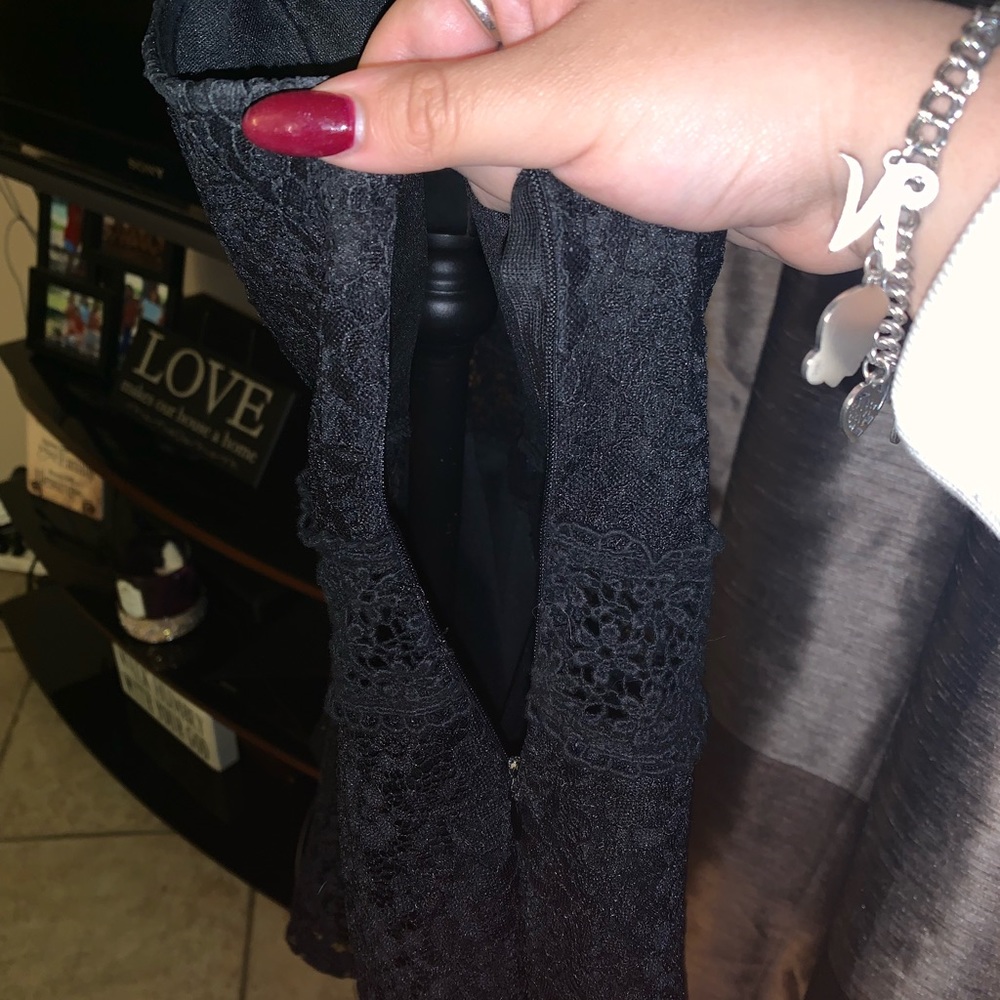 A black Sleeveless blouse ❣️ - Picture 3 of 3